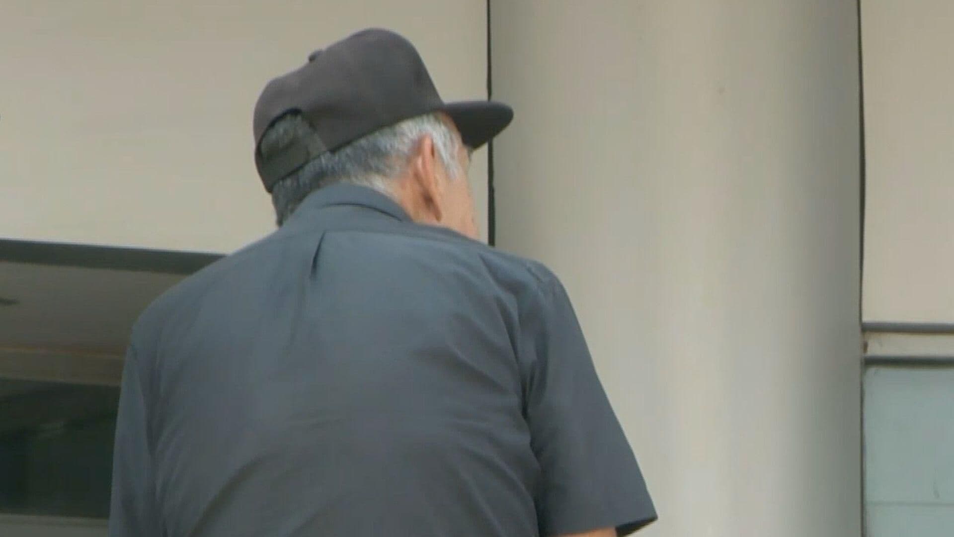 hombre mayor sentado de espaldas